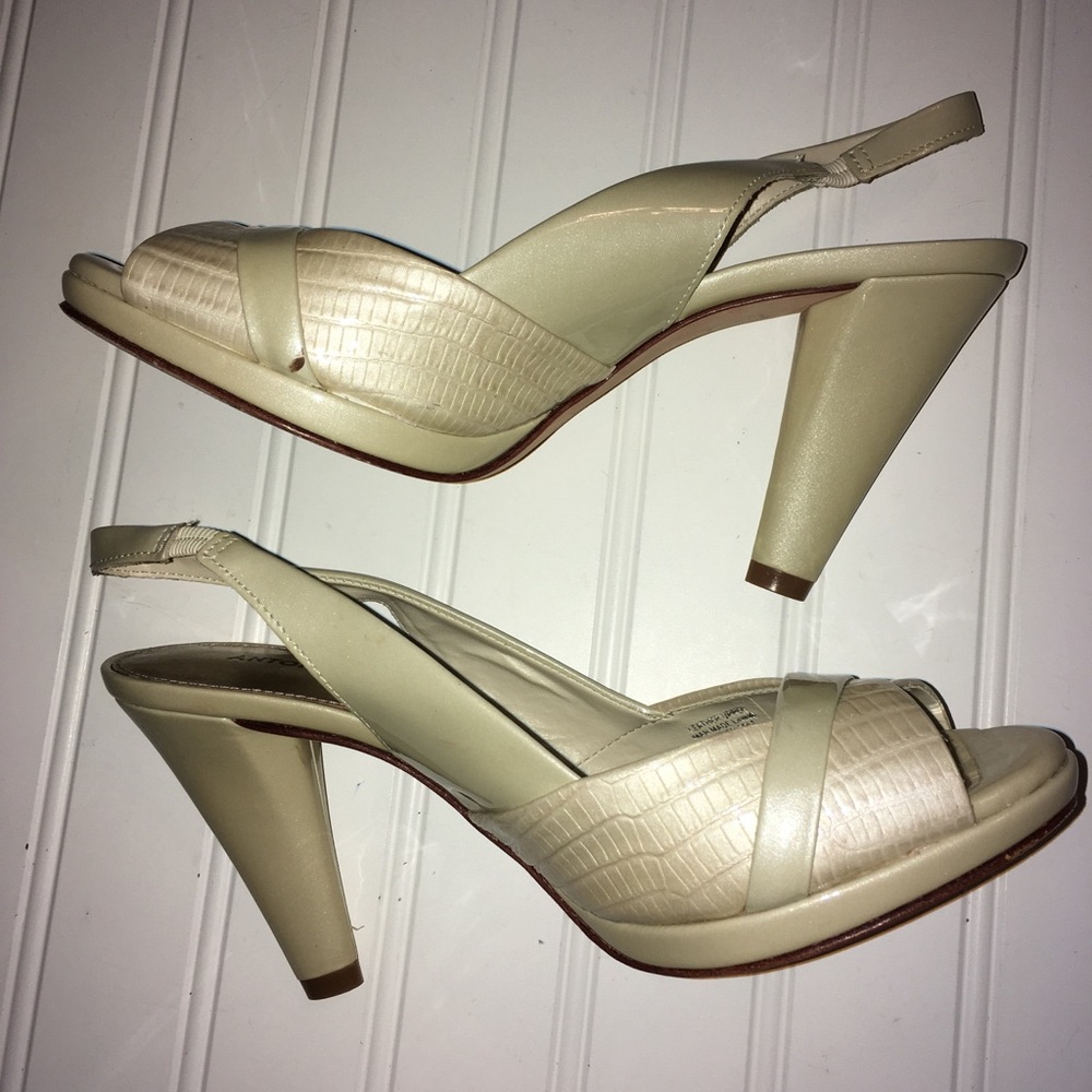 Antonio Melani ladies 7.5 pearl patent pumps. - Picture 5 of 6